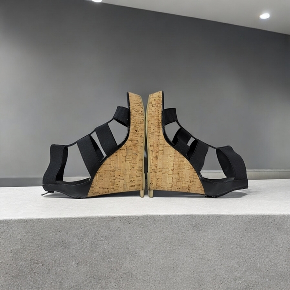 Steve Madden woman's size 9.5 5" platform heels with upper straps. Zip up backs. - Picture 3 of 6